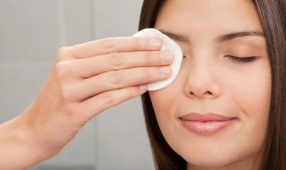 粉扑上粉底液前要沾水吗（粉扑上粉底液前要沾水吗女生）