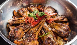 如何做正宗的干锅鸭头好吃(怎么做干锅鸭头好吃)