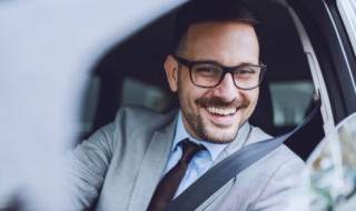 冬天早上汽车刹车踩不动怎么解决(冬天早上起来刹车踩不动)