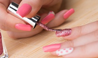 涂指甲油的正确步骤（涂指甲油的正确步骤底胶加固胶钢化封层）