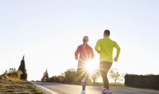 跑一千五百米的技巧（跑一千五百米的技巧视频）