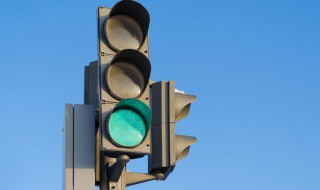 不小心闯了黄灯怎么办 不小心闯了黄灯怎么办视频