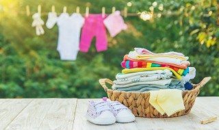 衣服上红油如何洗（衣服上弄上红油怎么去除?）