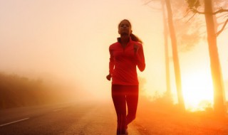 跑八百米实用技巧（跑八百米实用技巧训练）