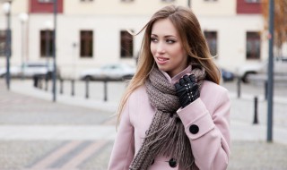 系围巾最快又时尚的方法（系围巾的方法简单时尚）