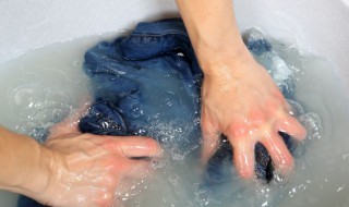 油彩弄衣服上怎么清洗 油彩弄衣服上的清洗技巧