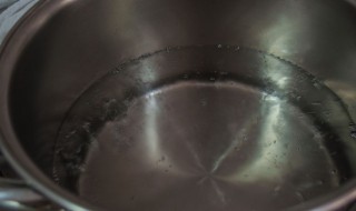 铁锅烧糊了怎么处理 铁锅烧糊了的处理方法