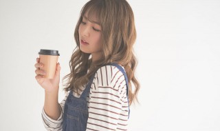 背带裤搭配什么上衣好看 背带裤搭配技巧