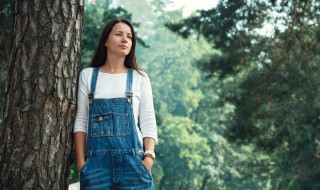 背带裤宽松怎么搭配 怎样搭配背带裤
