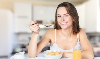 女人梦见自己吃东西什么意思 梦见一个女人在吃东西