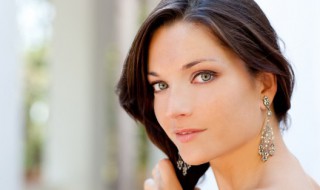 圆脸适合戴哪种耳环 圆形脸适合戴什么样的耳环