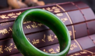 女人戴什么手镯好 中年女人戴什么手镯好