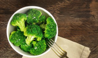 西兰花和木耳怎么炒（木耳炒西兰花怎么做好吃窍门）