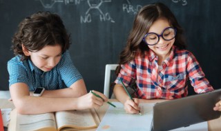 描写春天桃花的句子100字（春天描写桃花的短句）