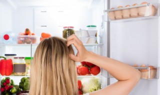 冰箱鸡蛋架怎么放（冰箱里放鸡蛋的架子怎么用）