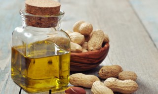 花生油洒车里怎么清洗（花生油倒在车上怎么清洁）