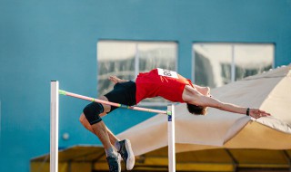背越式跳高的七大技巧 背越式跳高的注意事项