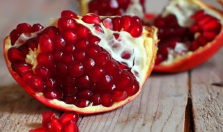石榴应该怎么切（石榴应该怎么切方便）