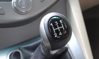 手动挡遇红灯5档怎么降（手动挡遇红灯5档怎么降视频）