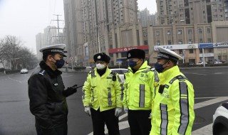 疫情期间民警感人故事（疫情期间民警感人故事帮老人推轮椅）