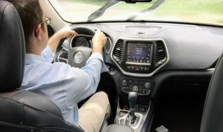 新手开车如何判断车宽 开车时如何判断车宽