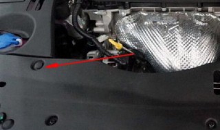 发动机盖板卡扣怎样拆（发动机盖 卡扣）