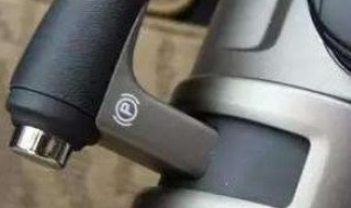 不拉手刹会不会损坏变速箱（不放手刹能憋坏变速箱吗）