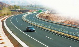 上高速行驶到底需要注意什么（开车上高速需要注意啥）