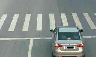 如何在红灯路口并线 如何过红绿灯路口