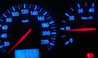 油门松开转速表下的慢啥原因（松油门后转速表落过快）