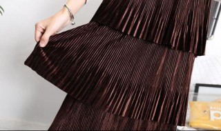 金黑色丝绒蛋糕半裙搭配什么上衣（黑色金丝绒蛋糕裙怎么搭配）