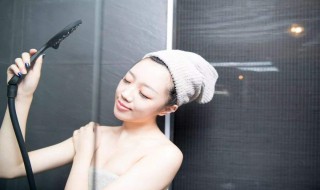 自己如何洗后背（自己如何洗后背毛巾）