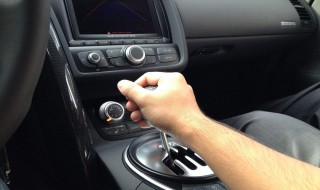 自动挡车没电可以走吗 自动挡的车没电了可以推着吗