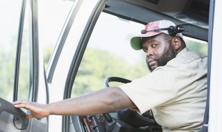 驾驶员不能戴帽子驾车吗? 驾驶小汽车可以戴帽子吗