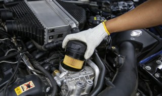 机油滤芯换的时候要不要加满油（更换机油滤芯需要加满机油吗）