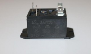 汽车电瓶上接着的一个小东西是什么（汽车电瓶上接着的一个小东西是什么用）