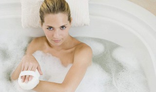 每天洗澡好吗(新生婴儿每天洗澡好吗)