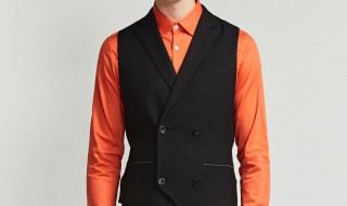 西装马甲怎么穿（西装马甲怎么穿不像服务员）