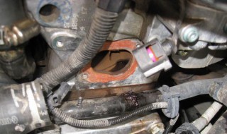 汽车从废气管喷机油是怎么回事?(轿车排气管喷机油怎么回事)