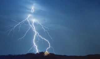 在野外防止被雷击的正确办法是（在野外防止被雷击的正确办法是什么）