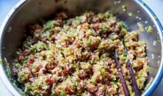 怎么拌猪肉饺子馅好吃（怎么拌猪肉饺子馅好吃视频）