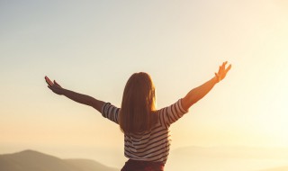 描写一个人的生活经典语录（描写一个人的生活经典语录英语）