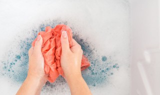 衣服上凝固的美缝剂怎么去掉 衣服上弄到美缝剂怎么去除