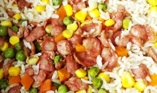 电饭锅如何做香肠煲仔饭（电饭锅做香肠煲仔饭的做法）