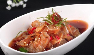 凉拌海蜇丝要不要开水烫(海蜇丝凉拌前要开水过一下吗?)