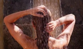 冬天洗澡皮肤干燥怎么解决（冬天洗澡皮肤干燥怎么解决问题）