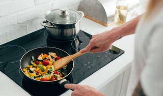 不锈钢锅底烧糊的黑垢怎么去除（不锈钢锅底烧糊的黑垢怎么去除家有妙招）