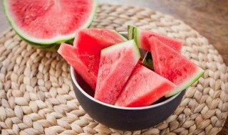 西瓜可以和牛奶一起吃吗 西瓜可以和牛奶一起吃吗早餐