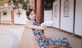 描写女人飒的句子(女生比较飒的短句)