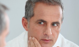 男士额头出油怎么解决（男士额头出油怎么解决呢）